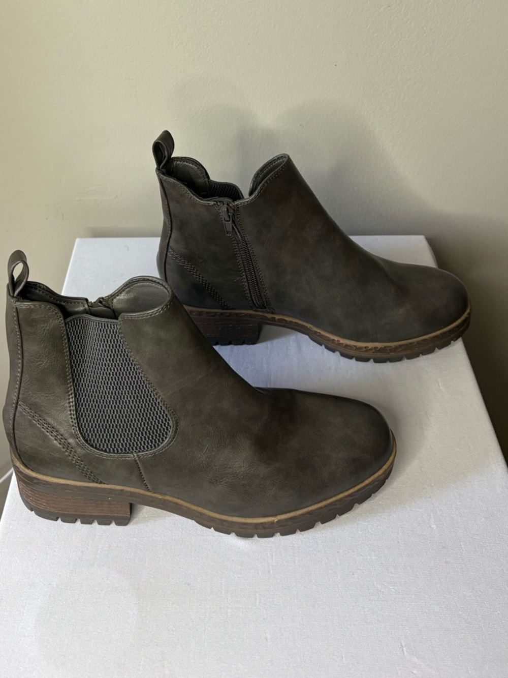 Chelsea Ankle Boots in Olive Green